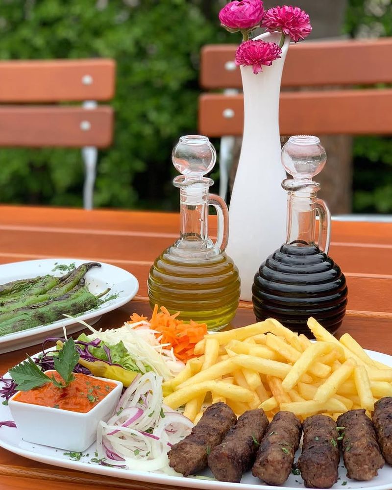 Ćevapčići mit Pommes, Ajvar und Zwiebeln im Biergarten