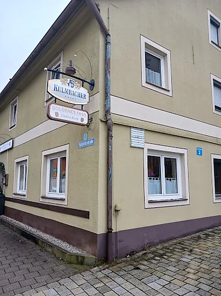 Das Goldene Fass von außen mit Schild an der Kurpfalzstraße
